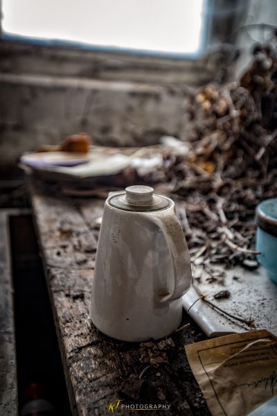 Eine weiße Teekanne, die auf einem Tisch sitzt