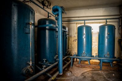 Ein Zimmer mit zwei großen blauen Tanks