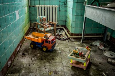 Ein kleines Kind spielt in einem schmutzigen Badezimmer