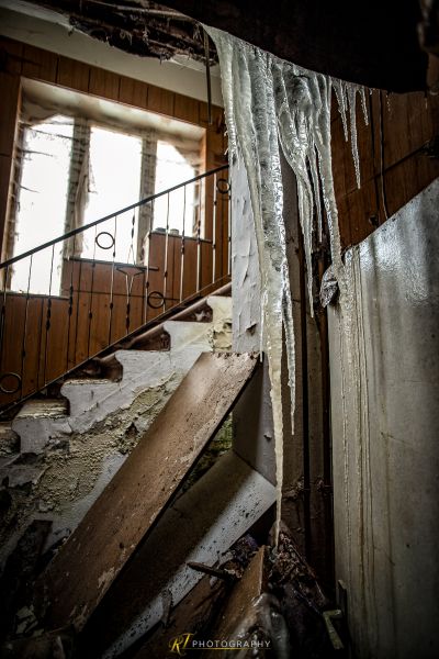 Ein sehr alt aussehendes Zimmer mit viel Eis