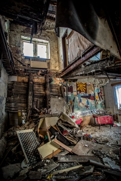 Ein Zimmer mit viel Müll und Trümmern