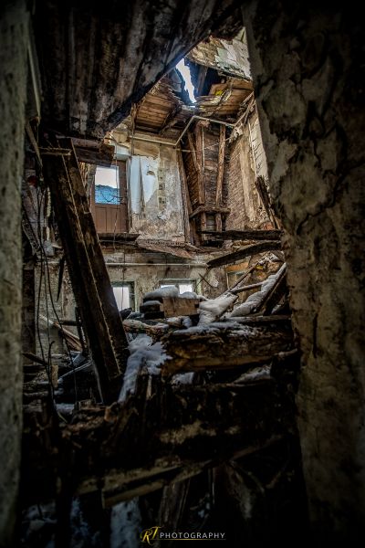 Ein Raum mit vielen Trümmern und Trümmern