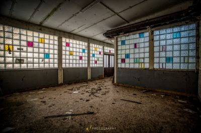 Ein Zimmer mit vielen Fenstern und viel Farbe