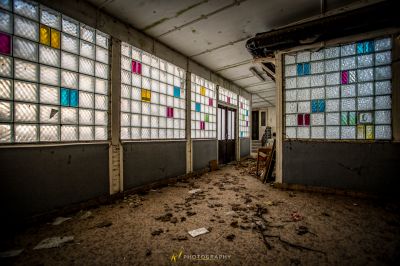 Ein Zimmer mit vielen Fenstern und vielen Trümmern