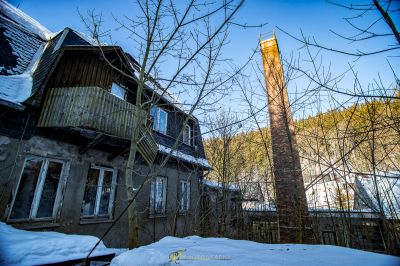 Ein Haus mit einer Uhr auf der Seite davon