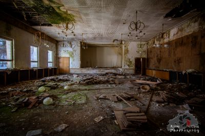 Ein Raum mit vielen Trümmern und Trümmern