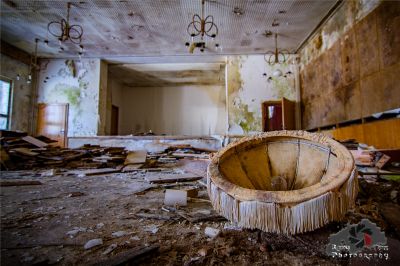 Ein Waschbecken in einem verlassenen Gebäude