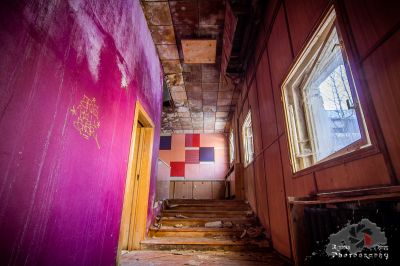 Ein Zimmer mit einer roten Wand und einem Fenster