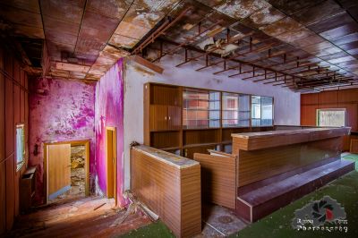 Ein sehr altes Büro mit viel Holz