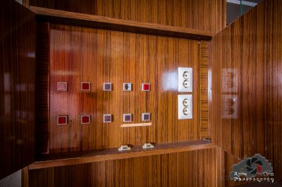 Eine hölzerne Wand mit einer Reihe von Bildern darauf