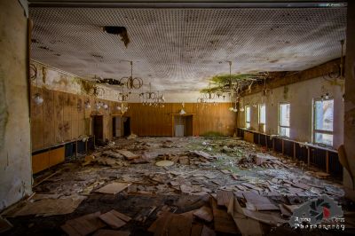 Ein Raum mit einer Decke voller Trümmer