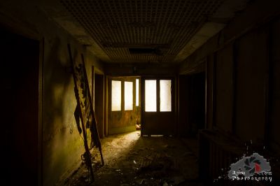 Ein Zimmer mit einer zerbrochenen Decke und einem zerbrochenen Fenster