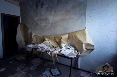 Ein Zimmer mit einem Haufen Papiere auf dem Boden