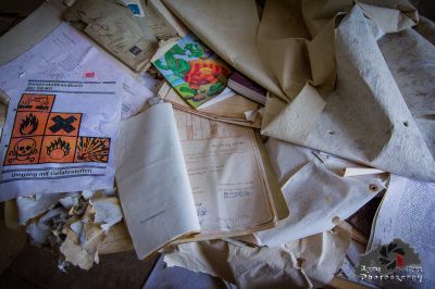 Ein Stapel von Papieren und Papieren auf einem Tisch