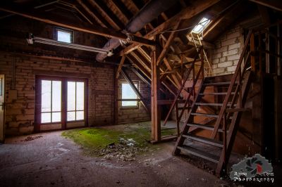 Ein Zimmer mit einer Leiter und einem Fenster