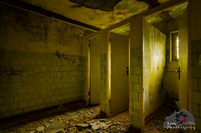 Ein Zimmer mit einem Haufen kaputter Türen