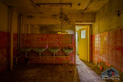 Ein Zimmer mit einem Bett und einem Tisch