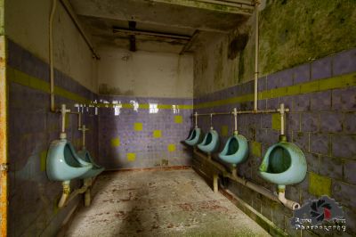 Ein schmutziges Badezimmer mit Urven und Urven