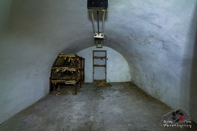 Ein kleines Zimmer mit Stuhl und Uhr