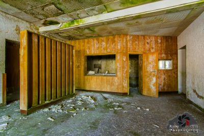 Ein Zimmer mit viel Schutt und einer Feuerhydraulika