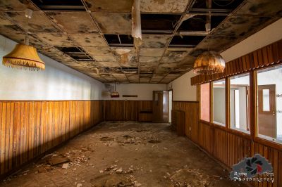 Ein Raum mit einer Decke, der entfernt wurde