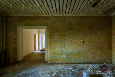 Ein Zimmer mit einer Ziegelwand und einer Tür