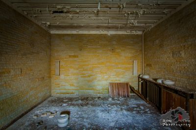 Ein Zimmer mit viel Schutt und viel Müll