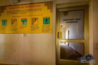 Ein Schild an der Wand in einem Gebäude