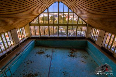 Ein Pool in einem Gebäude