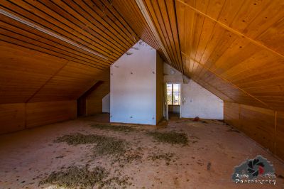 Ein Zimmer mit einer Holzdecke und einer Wand