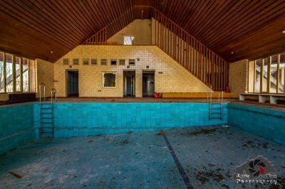 Ein Pool mit einem gefliesten Boden und einer Holzdecke