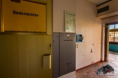 Ein kleines Zimmer mit Kühlschrank und Schild