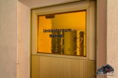 Ein Bild eines Spiegels in einer Wand