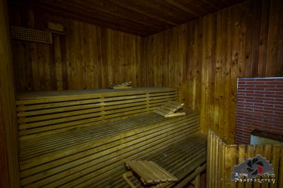 Ein hölzerner Sae mit einer Bank und einer Ziegelwand