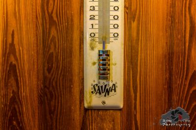 Ein Thermometer an der hölzernen Wand