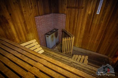 Ein Zimmer mit einer Ziegelwand und Holzboden