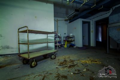 Ein Zimmer mit einem Bett und einem Wagen darin