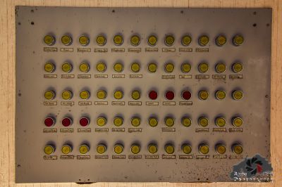 Eine Nahaufnahme einer Metallplatte mit Knöpfen