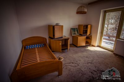 Ein Schlafzimmer mit einem Bett und einem Schreibtisch