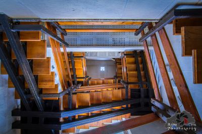 Ein Zimmer mit einer Leiter und einer Spüle