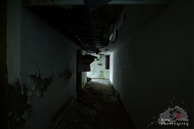 Einen Flur mit schälenden Wänden und schälenden Farben