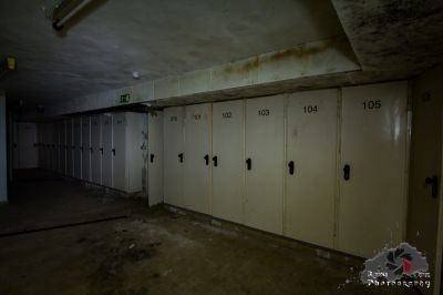 Eine Reihe weißer Türen