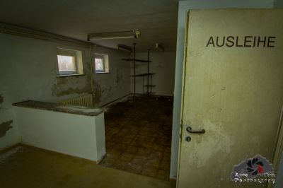 Ein zimmer mit einer tür und ein zeichen, das sagt ausie