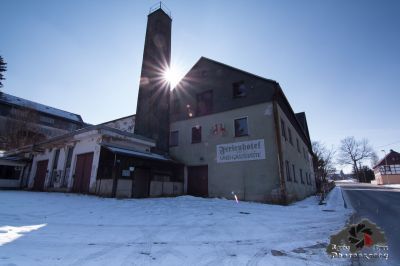 Ein Gebäude mit einem Uhrenturm