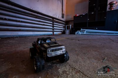 Ein Spielzeug-LKW ist in einer Garage geparkt