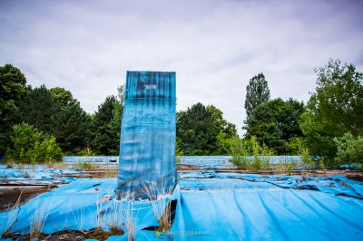 Einem blauen Schwimmbecken