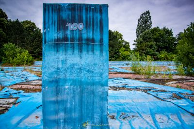 Eine blaue Plane mit einem weißen Schild darauf