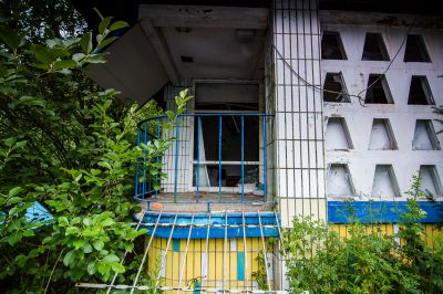 Ein Gebäude mit einem blauen Fenster und einer gelben Tür
