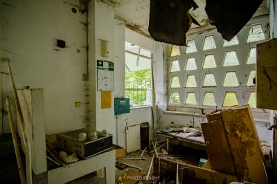 Ein Zimmer mit einem gebrochenen Kühlschrank und einem gebrochenen Kühlschrank