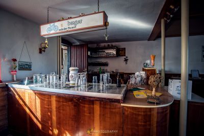 Eine Bar mit einem Schild darüber